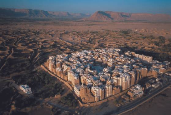 인류 역사상 가장 오래된 마천루라 불리는 예멘의 고대 도시 시맘의 모습. 5~8층짜리 흙집에서 7000여명이 지금도 살고 있다. ［사진 효형출판］