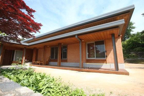 고 노무현 전 대통령 김해 봉하마을 사저. 흙다짐으로 지었다. 오른쪽 방이 침실이다. [중앙포토]