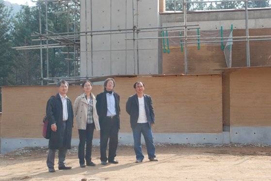 홍천 내면성당 현장에서. 왼쪽부터 이규봉 건축가, 이여주씨, 고 정기용 건축가, 고 신근식 교수. [사진 건축연구소 알콘]