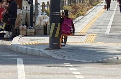 장수의자를 이용하는 어린이. 의자는 누구나 사용할 수 있다.