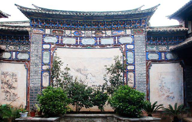 마루지 저택 조벽. 안이 바로 보이지 않도록 하는 일종의 가림막인데, 벽 전체가 한 폭의 그림처럼 아름답다.