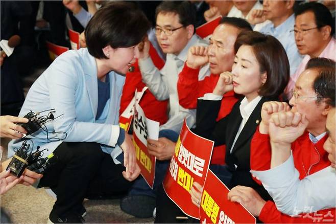 박혜련 더불어민주당 사개특위 간사가 29일 밤 서울 여의도 국회에서 사법개혁특별위원회 전체회의가 열릴 예정이던 회의장 앞을 찾아 농성중이던 자유한국당 의원들에게 표결참여를 독려하고 있다. 윤창원기자