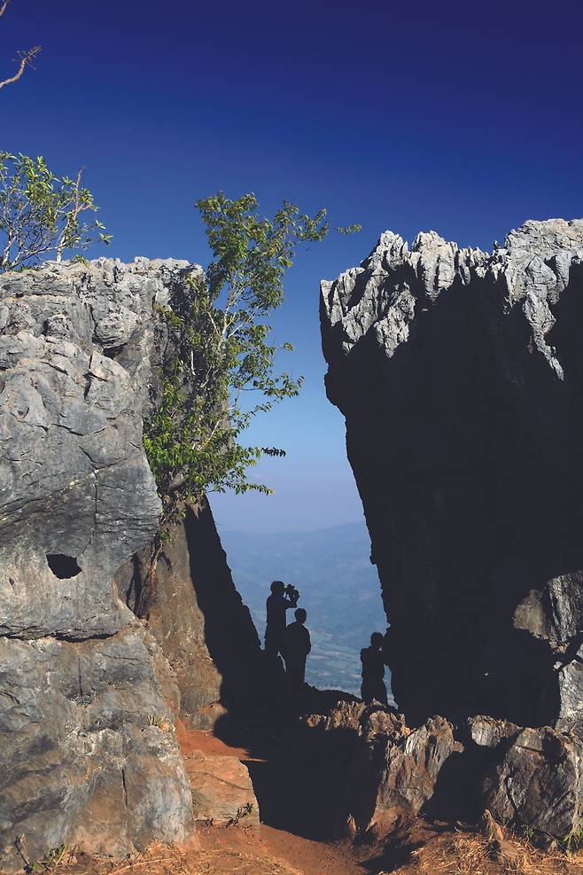 치앙라이 도이파탕국립공원에 있는 파봉전망대는 암벽 사이의 경관이 뛰어날 뿐만 아니라 일출과 일몰을 보기 위해 많은 사람들이 찾는 곳이다.
