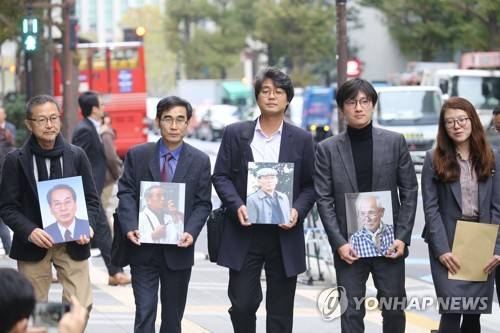 신일철 항의방문하는 한일 시민단체·강제징용 피해자측 변호인 작년 11월 한국과 일본의 시민단체 활동가와 강제징용 소송 피해자측 변호인이 도쿄 신일철주금 본사를 방문해  한국 대법원의 손해배상 판결 이행을 촉구하는 요청서를 전달하는 모습 [연합뉴스 자료사진]