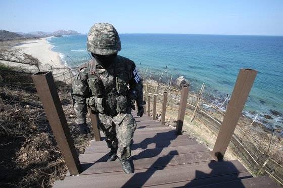 휴전 협정 이후 처음으로 민간인에게 개방된 강원도 고성군 통일전망대 DMZ 평화둘레길. [뉴시스]