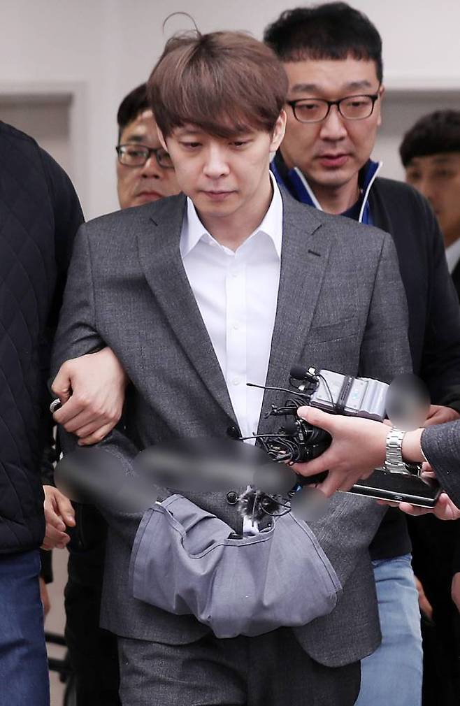 필로폰 투약 혐의를 받고 있는 가수 겸 배우 박유천이 지난 26일 오후 구속 전 피의자 심문 영장실질심사를 받은 뒤 수원남부경찰서로 향하고 있다./사진=김휘선 기자 hwijpg@