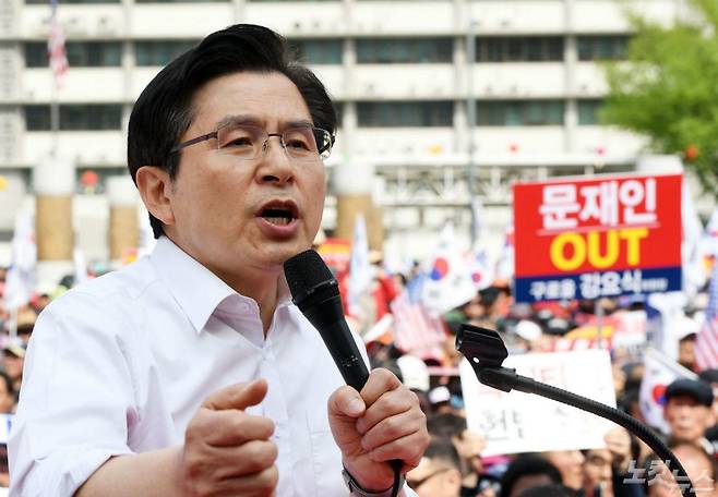 자유한국당 황교안 대표가 지난달 27일 오후 서울 광화문광장에서 열린 '문재인 정권 심판 대규모 집회' 에 참석해 연설을 하고 있다. (자료사진=황진환기자)