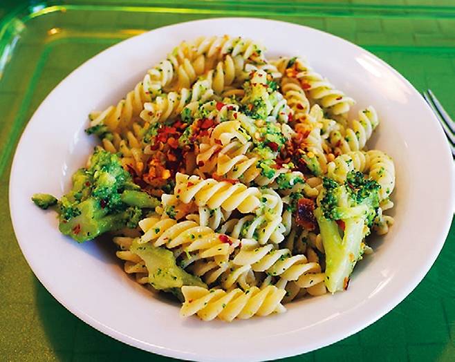 브로콜리를 넣은 ‘푸실리’에 페페론치니 한 숟갈을 넣으면 향수병이 사라진다