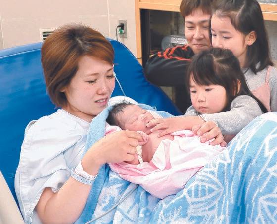이즈미시 한 병원에서 레이와시대 첫 탄생한 아기를 안고 있는 산모. [AFP=연합뉴스]