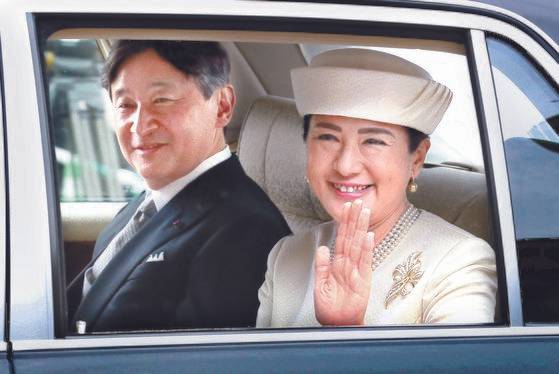 ‘레이와(令和)’를 연호로 선택한 제126대 나루히토(59) 일왕(왼쪽)과 마사코 왕비가 1일 즉위식을 마친 뒤 아버지인 아키히토 상왕을 만나기 위해 이동하고 있다. 나루히토 일왕은 이날 도쿄 지요다구 고쿄(일왕 거처) 내 마쓰노마에서 즉위 행사의 하나로 열린 ‘조켄노기(朝見の儀)’에서 ’(일본) 국민의 행복과 국가 발전, 세계 평화를 간절히 희망한다“고 말했다. 레이와시대 첫날 일본은 축제 분위기였다. [AP=연합뉴스]