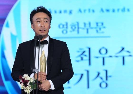 제55회 백상예술대상에서 '공작'으로 영화부문 남자 최우수 연기상을 받은 이성민. [사진 일간스포츠]