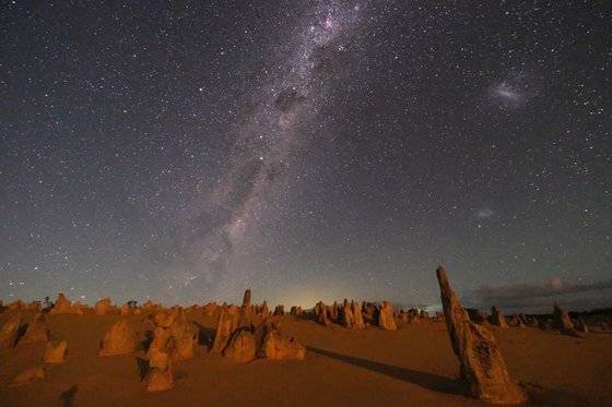 .서호주 피나클 사막. 기암괴석과 밤하늘 은하수가 묘한 조화를 이루고 있다. [사진 호빔천문대]