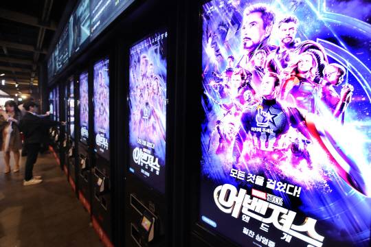 영화 ‘어벤져스:엔드게임’이 개봉한 지난달 24일, 서울 시내의 한 영화관에서 시민들이 티켓을 구매하고 있다. ‘엔드게임’은 개봉 당일 오전까지 예매율 97%, 예매 관객 220만여 명으로 표를 구하기가 어려웠다.   연합뉴스