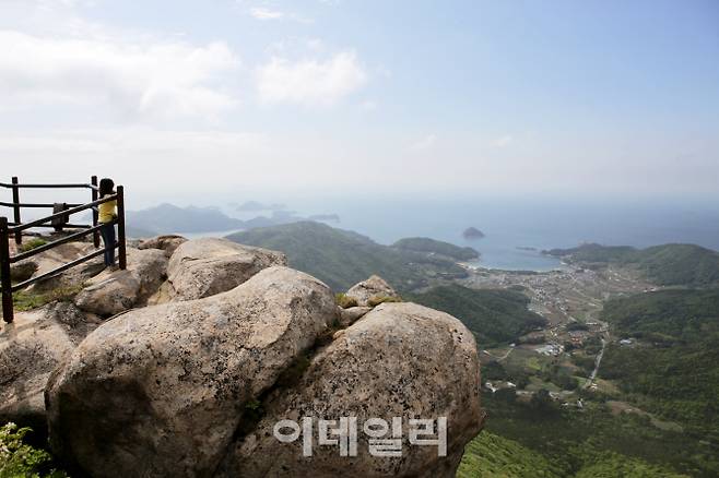 남해 금산 상사암에서 바라본 남해 앞바다와 상주해수욕장