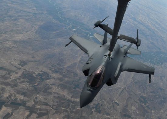 지난달 30일 실전배치 된 뒤 공중급유를 받고 있는 F-35A 전투기의 모습(사진=미 공군 홈페이지/www.af.mil)