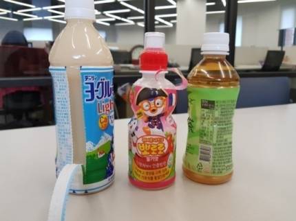 일본과 유럽 등에서는 재활용된 페트병 원사로 또다시 식품용기를 만들고 있다. 접착제를 쓰지 않은 비접착식 절취선 라벨을 풍력선별로 분리한 순수한 페트병의 경우, 식품용기로 재활용할 수 있도록 하고 있다. 우리나라처럼 비중 분리를 고집하지 않기에 비접착식 열수축 라벨을 사용한 폐페트병이 최상급 식품용기로 재탄생되고 있는 것이다. 국내 업체들이 부산항을 통해 한해 수만톤씩 수입하고 있는 일본산 폐페트병이 바로 이것이다.