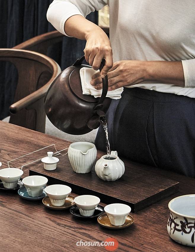 요리연구가 메이씨가 모던한 다기(茶器)로 철관음 차를 우리는 모습. /백이현 영상미디어 객원기자