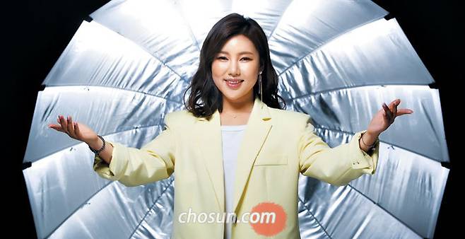 송가인이 노래할 때 하는 특유의 손동작을 취했다. 판소리를 하며 익힌 '발림(감정을 표현하는 몸짓)'이 자연스럽게 손동작으로 나온다고 했다. / 김종연 영상미디어 기자