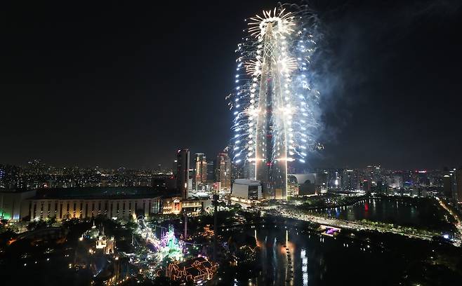 4일 밤 서울 잠실 롯데월드타워에서 '동행, GO. Together!'를 주제로 불꽃놀이가 펼쳐지고 있다. [뉴스1]