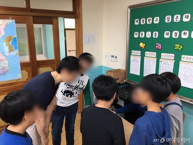 "나도 껴줘" 알까기하며 노는 아이들./사진=A 초교 선생님