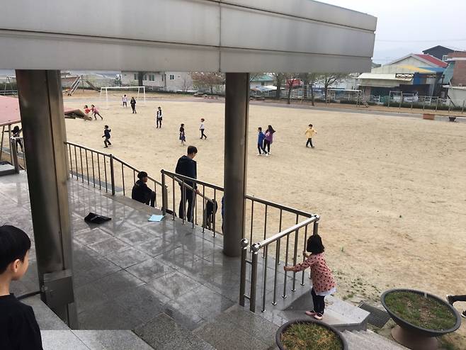 아침 9시가 됐는데도 바글바글 뛰노는 아이들이 많은 B 초등학교 운동장. 선생님과 '놀이 체육'을 아예 한다고 했다./사진=남형도 기자