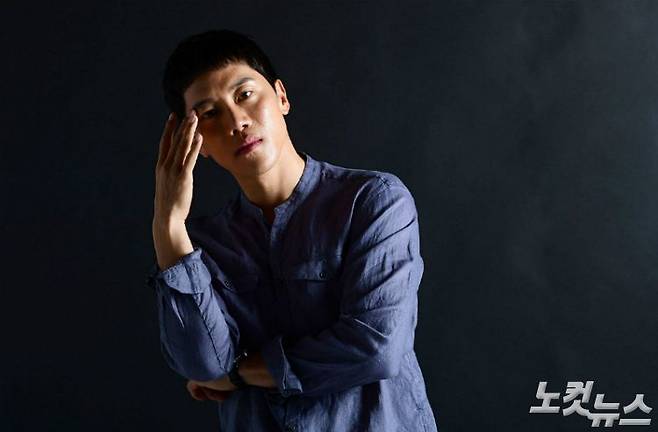 최근 종영한 SBS 드라마 '열혈사제' 에서 장룡(롱드) 역으로 열연을 펼친 배우 음문석이 3일 오후 서울 양천구 CBS노컷뉴스 사옥에서 인터뷰 전 포즈를 취하고 있다. (사진=황진환 기자)