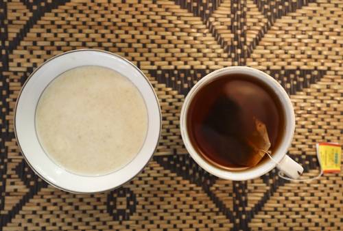 미스티 도이(왼쪽)과 실렛지방에서 생산된 홍차 [사진/성연재 기자]