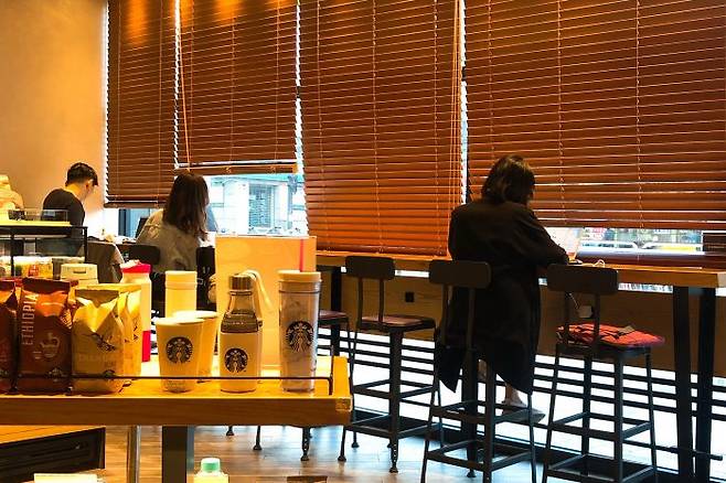 (사진=스냅타임) 스타벅스 창가 스탠드업 테이블에서 콘센트를 이용 중인 카공족들