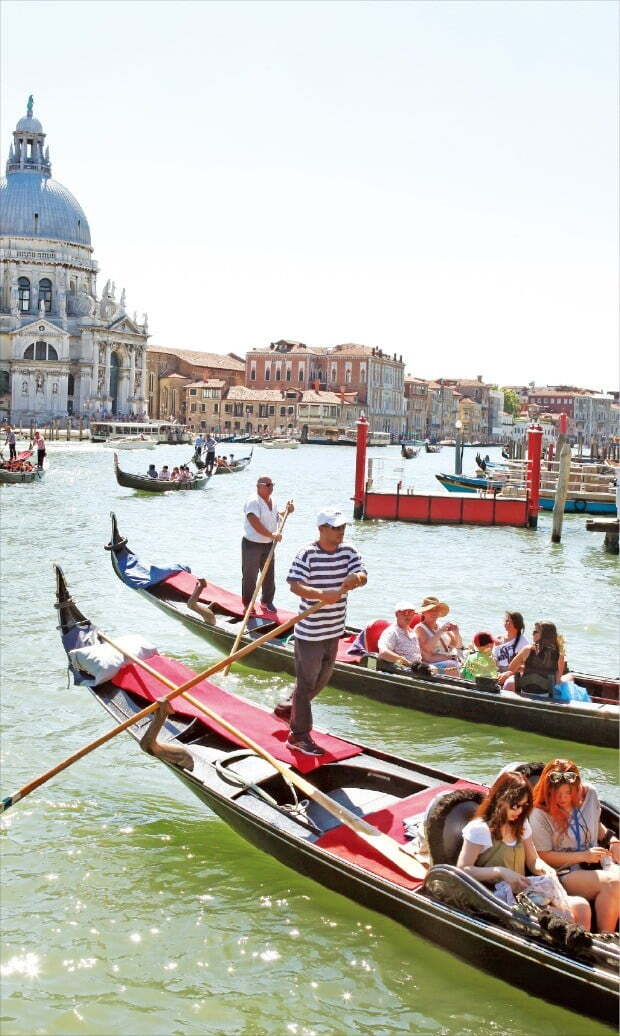 물의 도시 이탈리아 베네치아의 명물 곤돌라