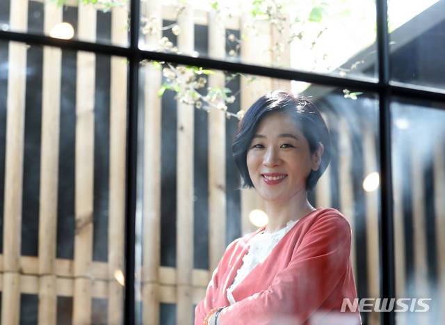 【서울=뉴시스】조수정 기자 = 최근 종영한 SBS 금토드라마 '열혈사제' 배우 백지원이 2일 서울 삼청로 카페 보드레 안다미로에서 뉴시스와 인터뷰에 앞서 포즈를 취하고 있다. 2019.05.03. chocrystal@newsis.com