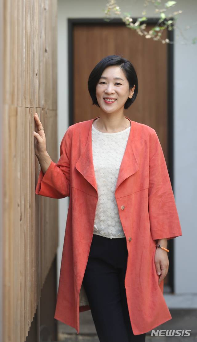 【서울=뉴시스】조수정 기자 = 최근 종영한 SBS 금토드라마 '열혈사제' 배우 백지원이 2일 서울 삼청로 카페 보드레 안다미로에서 뉴시스와 인터뷰에 앞서 포즈를 취하고 있다. 2019.05.03. chocrystal@newsis.com