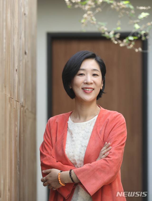 【서울=뉴시스】조수정 기자 = 최근 종영한 SBS 금토드라마 '열혈사제' 배우 백지원이 2일 서울 삼청로 카페 보드레 안다미로에서 뉴시스와 인터뷰에 앞서 포즈를 취하고 있다. 2019.05.03. chocrystal@newsis.com