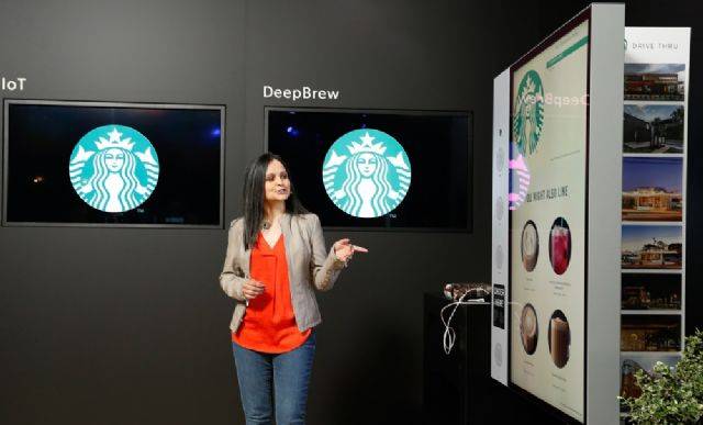 빌드2019 쇼케이스 현장에서 스타벅스의 드라이브스루 매장 디지털사이니지 메뉴추천 시나리오를 소개하고 있는 아니타 라오 MS 프로그램 매니저. [사진=마이크로소프트]