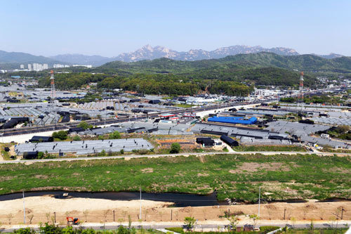 고양 창릉지구 일대 국토교통부가 7일 발표한 3기 신도시 중 한 곳인 경기 고양 창릉동 일대 모습. 국토부는 이날 고양 창릉과 부천 대장 지구 등 28곳에 11만가구를 공급하는 ‘수도권 주택 30만호 공급방안’ 제3차 신규택지 추진 계획을 발표했다. 고양=연합뉴스