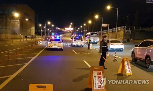 투신기도 사건에 울산대교 전면통제 (울산=연합뉴스) 김용태 기자 = 7일 오후 울산대교에서 모녀가 투신기도 하려는 사건이 발생하자 경찰이 대교 통행을 전면 통제하고 있다. 2019.5.7 yongtae@yna.co.kr