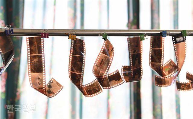 서울 중구에 위치한 사진관 '망우삼림'에 필름이 걸려 있다. 이한호 기자