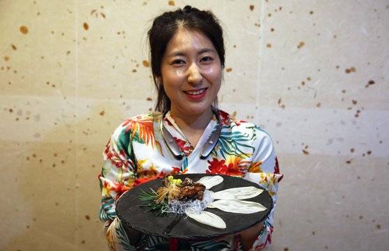 한정식집 '신화정'의 이여린 부대표. 김미자 대표의 딸이다. 신화정은 전통 한정식을 내면서도 음식 플레이팅이 서양 레스토랑 못지않게 세련됐다. 손민호 기자