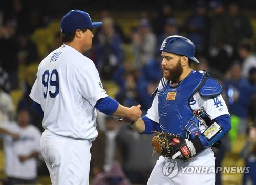 포수 러셀 마틴에게 축하 받는 류현진 [로이터/USA투데이=연합뉴스]