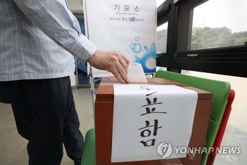 버스 파업 찬반투표 결과는? (대구=연합뉴스) 김현태 기자 = 8일 오후 대구 수성구 범물동 신진자동차 사무실에 마련된 버스 파업 찬반 투표소에서 한 버스 기사가 투표하고 있다.