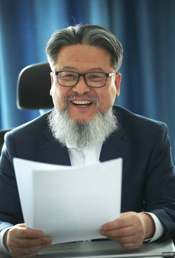 관상가 백재권 박사가 19일 서울 종로구 사무실에서 관상 풍수에 관해 설명하고 있다. 오종택 기자