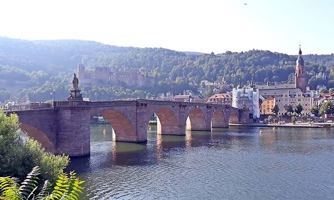 하이리겐베르크로 오르는 철학자의 길에서 굽어본 네카르 강. 하이델베르크 옛다리가 걸려있고, 강 건너편에는 하이델베르크 성이 있다. 하이델베르크에 대한 괴테의 설명에 동의할 수 있을지는 모르겠다.