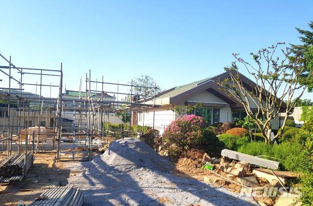 【나주=뉴시스】이창우 기자 = 9일 전남 나주시에 따르면 '관치행정'의 유물인 나주시장 1·2호 관사가 '38년' 만에 사실상 폐지되고 시민과 관광객을 위한 열린 '한옥 체험' 게스트하우스와 아름드리 '쉼터'로 탈바꿈 한다. 사진 왼쪽은 2호 관사터로 한옥 견본주택이 들어선다. 오른쪽 1호 관사는 철거 후 쉼터로 조성될 예정이다. 2019.05.09 lcw@newsis.com