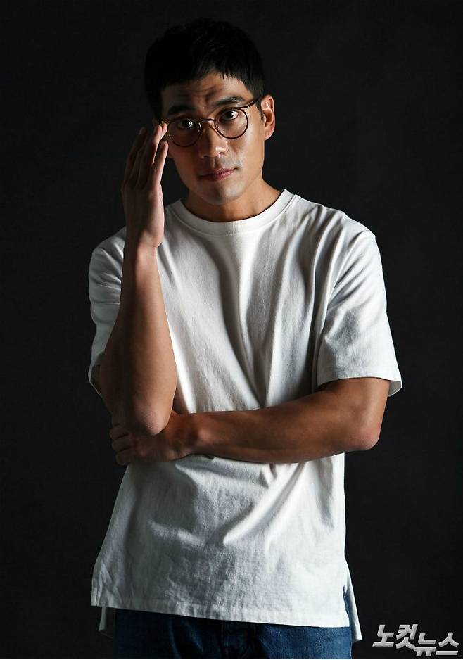 최근 종영한 SBS 드라마 '열혈사제' 에서 태국 출신 중국집 배달원 ‘쏭삭’ 역으로 열연을 펼친 배우 안창환이 8일 오전 서울 양천구 CBS노컷뉴스 사옥에서 인터뷰 전 포즈를 취하고 있다. (사진=황진환 기자)