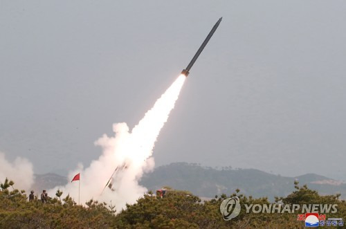 합참 "北, 단거리미사일 추정발사체 2발 동해방향 발사" (서울=연합뉴스) 북한이 9일 오후 단거리 미사일로 추정되는 불상 발사체 2발을 동해 방향으로 발사했다.      지난 4일 240㎜ 방사포와 300㎜ 대구경 방사포, 신형 전술유도무기를 발사한 지 5일 만이다.      합동참모본부는 "9일 오후 4시 29분과 4시 49분경 평안북도 구성 지역에서 단거리 미사일로 추정되는 불상 발사체 각각 1발씩 2발을 동쪽 방향으로 발사했다"고 밝혔다.      사진은 지난 4일 동해상에서 진행된 대구경 장거리 방사포와 전술유도무기 화력타격훈련. 이 사진은 지난 5일 조선중앙통신이 공개했다.       [국내에서만 사용가능. 재배포 금지. For Use Only in the Republic of Korea. No Redistribution] [연합뉴스 자료사진] photo@yna.co.kr