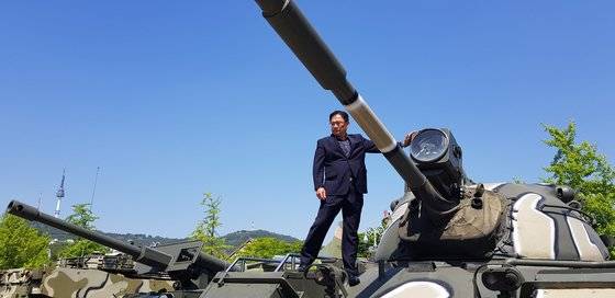 기갑 주특기 최초의 4성 장군인 박찬주 예비역 대장이 패튼 전차 위에 올라섰다. 우상조 기자