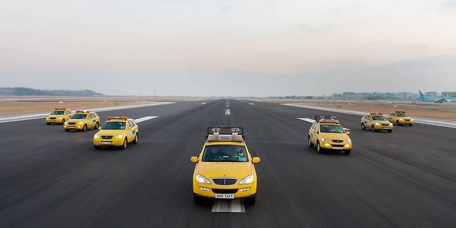 인천공항에서 차량들이 대형을 이뤄 활주로를 점검하고 있다. [사진 인천공항공사]