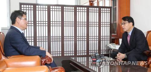 김연철 통일부장관 면담하는 윤상현 외교통일위원장 (서울=연합뉴스) 하사헌 기자 = 윤상현 국회 외교통일위원장(오른쪽)이 10일 오전 국회에서 김연철 통일부장관과 면담을 갖고 북한 현안 문제에 대해 대화하고 있다. toadboy@yna.co.kr