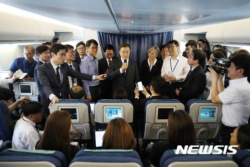 문재인 대통령이 2017년 6월 28일 오후(한국시간) 미국행 기내에서 기자간담회를 갖고 취재진의 질문에 답하고 있다.