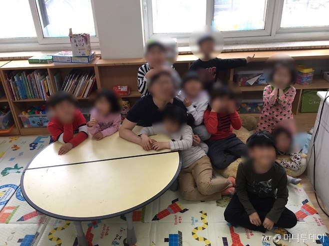 초등학교 1학년들 사이에 숨은 '어른이' 찾기. 힌트: 가운데 부근에 있다. 이 아이들 웃음을 지켜줄 수 있는 건, 어른들이다./사진=B 초등학교 선생님