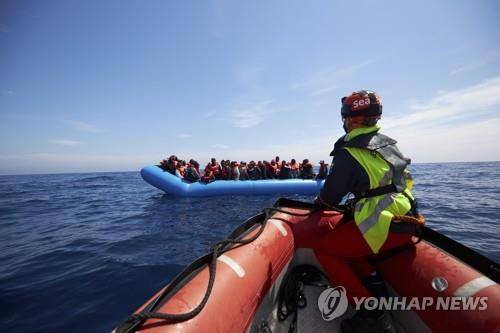 구조단체 대원들이 지난달 3일 지중해에서 난민들이 탄 보트에 접근하고 있다.[AP=연합뉴스]